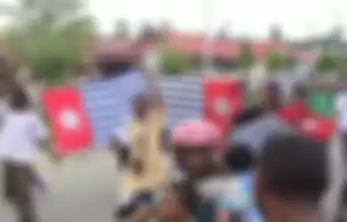 Ilustrasi: Sejumlah massa dari masyarakat Papua yang membentangkan bendera Bintang kejora lambang OPM dalam aksi unjuk rasa.