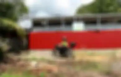 Demi Berantas Kebodohan, Bripka Sauhi Rela Kuras Tabungan yang Dikumpulkannya Bertahun-tahun, Apa yang Dilakukannya Sungguh Luar Biasa