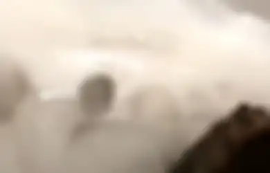 Penumpang Cemas Saat Kabin Pesawat Dipenuhi Kabut Tebal, Petugas Justru Buat Lelucon yang Membuat Orang Semakin Bingung