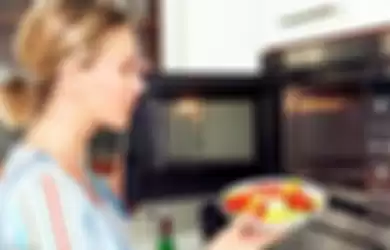 ilustrasi memanaskan makanan menggunakan microwave