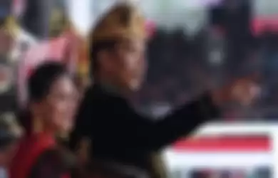 Presiden Joko Widodo (kanan) bersama bersama Ibu Negara Iriana Joko WIdodo menghadiri Upacara Peringatan Detik-Detik Proklamasi Kemerdekaan Indonesia ke-74 Tahun 2019 di Istana Merdeka, Jakarta, Sabtu (17/8/2019). Peringatan HUT RI tersebut mengangkat tema SDM Unggul Indonesia Maju.