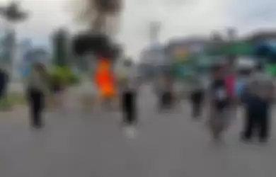 Kondisi jalan Yos Sudarso Sanggeng, Manokwari, Papua Barat, Senin (19/8/2019) pagi. Aksi blokade warga menyusul dugaan rasis terhadap mahasiswa Papua di Surabaya dan Malang, belum lama ini. 