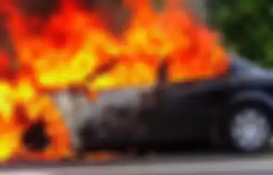 Ilustrasi mobil terbakar.