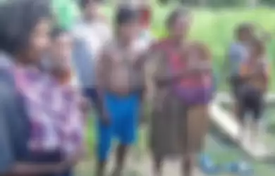 Warga suku terasing di pedalaman Pulau Seram, Maluku yang mengalami bencana kelaparan didata oleh petugas Badan Penanggulangan Bencana Daerah (BPBD) Kabupaten Maluku Tengah, Selasa (24/7/2018).