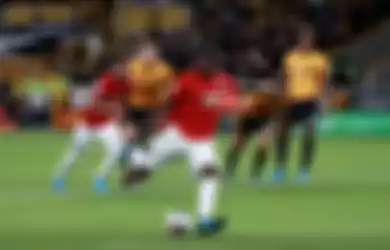 Paul Pogba saat mengeksekusi penalti dalam laga Liga Inggris Wolverhampton vs Manchester United di Molineux, 19 Agustus 2019.