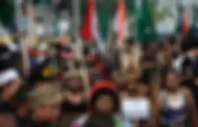 Peringatan 100 Hari Gus Dur --- Mahasiswa asal Papua  mengikuti karnaval budaya untuk memperingati 100 hari meninggalnya Abdurrahman Wahid atau Gus Dur di Jalan Malioboro Yogyakarta, Sabtu (10/4). Dalam karnaval budaya yang dimotori oleh Kaum Muda Nahdlatul Ulama Yogyakarta tersebut ditampilkan atra