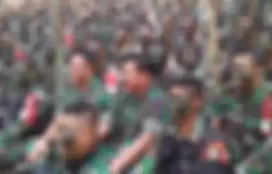 Panglima TNI Marsekal Hadi Tjahjanto bersama KSAD Jenderal Andika Perkasa, berfoto bersama para prajurit peserta Latihan Antar Kecabangan (Latancab) Kartika Yudha 2019, Senin (19/8/2019).