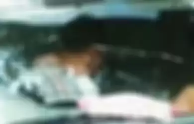 [Ilustrasi] Viral mobil bergoyang di Aceh, dua remaja asyik berhubungan intim di dalamnya.