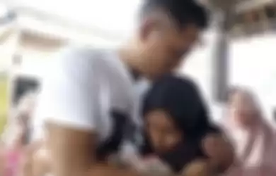 Andre Kuik memeluk ibu kandungnya Kartini untuk pertama kalinya. 