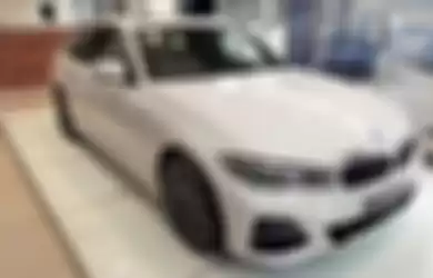 BMW seri 3 terbaru yang ditawarkan untuk konsumen Indonesia dengan harga Rp 979 juta (off the road)