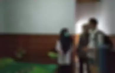 Tersangka V (paling kiri) menunjukkan kamar hotel tempat satu adegan video Vina Garut diambil di kawasan Cipanas, Kecamatan Tarogong Kaler, Kamis (22/8/2019). 