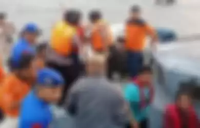  Sejumlah ABK KM Mina Sejati dengan saat dievakuasi dengan menggunakan Speedboat dari KRI Teluk Lada untuk dibawa ke Pelabuhan Dobo, Kepulauan Aru, Selasa (20/8/2019).