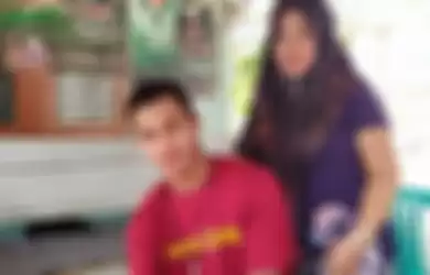 Sepasang kekasih yang terpaut usia cukup jauh antara Destoko (24) dan Rasmiati (50)