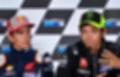 Marc Marquez (ki) dan Valentino Rossi (ka), saat presskon MotoGP 2019 Inggris. 