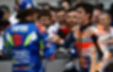 Marc Marquez ditikung Alex Rins di tikungan terakhir MotoGP 2019 Inggris, Sirkuit Silverstone (25/8/2019). 