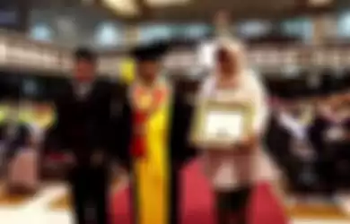 Orang tua Irza Laila Nur Trisna bersama Rektor UNS Solo, Jamal Wiwoho saat wisuda di UNS, Sabtu (24/8/2019)