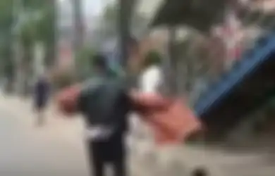 Puskesmas Tolak Pinjamkan Ambulans, Seorang Bapak Terpaksa Gotong Jenazah Anaknya ke Rumah