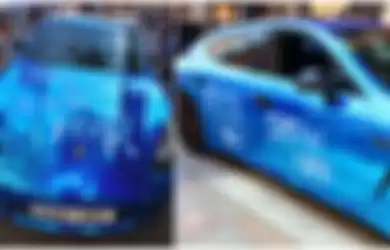 Mobil Porsche biru cerah dicorat-coret di London