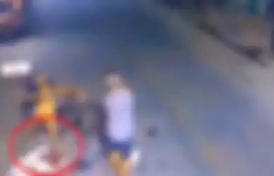 Diserang Sekelompok Pemuda di Jalanan dengan Tongkat Berpaku Hingga Hampir Buta, Seorang Turis Justru Dijebloskan ke Penjara