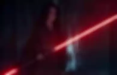 Rey dengan double-side Lightsaber