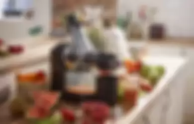 Juicer dan blender adalah dua peranti dapur yang ditawarkan untuk konsumsi buah dan sayur mudah dan cepat.