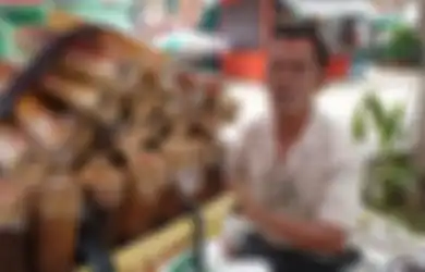Kisah Pilu Kakek Buta Penjual Beras Ketan, Harus Bekerja Keras Karena Miliki Beban Hidup yang Begitu Berat