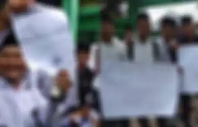 Puluhan pelajar Al Jamiyatul Washliyah melakukan aksi unjuk rasa di depan halaman sekolah, Rabu (28/8).