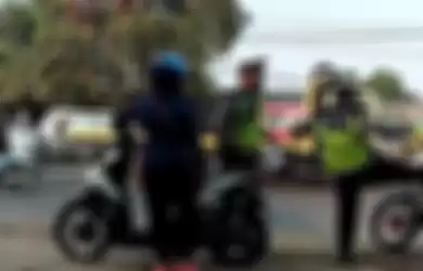 Cuplikan tayangan video viral saat polisi menendang pengendara Yamaha RX King. 