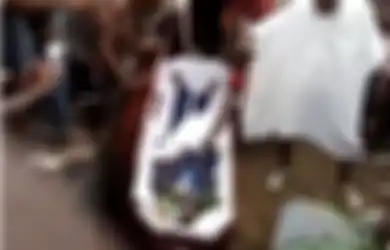 Tak Percaya Idolanya Meninggal, Para Fans Ini Nekat Bongkar Peti Matinya, Demi Buktikan Hal Ini