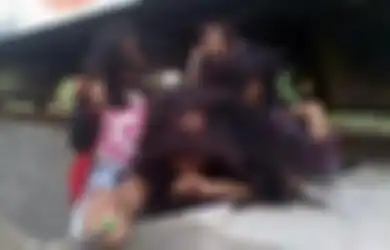 Anda Suka Hunting Foto? Ingat, Selfie di Sekitar Rel Kereta Api Dilarang dan Ada Ancaman Pidananya!