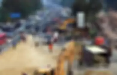 Sejumlah petugas membersihkan permukaan jalan dan mengevakuasi bangkai kendaraan bermotor roda empat pascatabrakan beruntun di Tol Cipularang KM 91, Kabupaten Purwakarta, Jawa Barat, Senin (2/9/2019).
