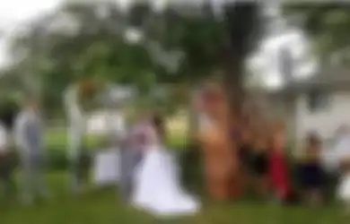 Dibebaskan Pakai Pakaian Apapun, Tamu Ini Hadir di Pesta Pernikahan dengan Kostum Nyeleneh, Bisa Bikin Pengundangnya Menyesal Seumur Hidup
