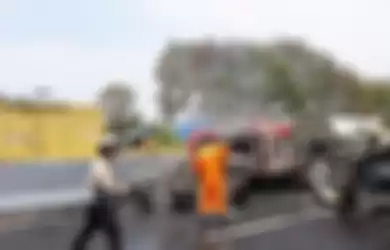 Sebuah Truck Mitsubishi Colt Diesel terbakar dan gosong dalam kecelakaan di Tol Cipularang, Senin (2/9/2019).