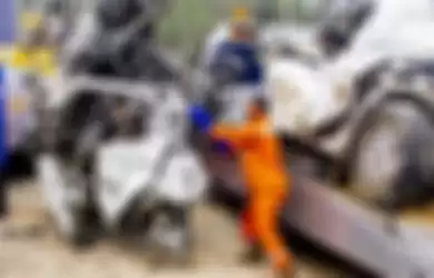 Petugas mengevakuasi sejumlah kendaraan yang terlibat pada kecelakaan beruntun di Tol Cipularang KM 92 Purwakarta, Jawa Barat, Senin (2/9/2019). Kecelakaan tersebut melibatkan sekitar 20 kendaraan yang mengakibatkan korban 25 orang luka ringan, empat orang luka berat dan delapan orang meninggal duni