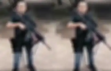 Bocah 7 Berani Menenteng Senjata Api Laras Panjang Asli, Tak Disangka Identitas Asli Bocah Ini Mengerikan