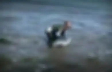 Beratnya 50 Kg dengan Teriakan Seperti Bayi, Anggota TNI Ini Selamatkan Lumba-lumba yang Menggelepar di Pantai Tulungagung
