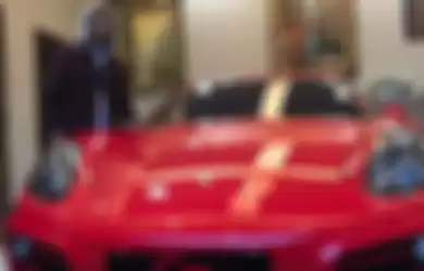 Denny Cagur dengan Porsche Cayman kesayangannya.