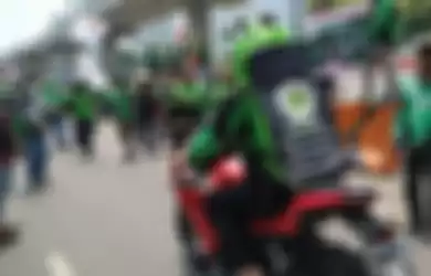 Driver Gojek yang menggunakan motor Kawasaki Ninja 250 RR berwarna merah saat aksi demo di depan kantor Kedubes Malaysia, Kuningan, Jakarta, Senin (3/9/2019). 