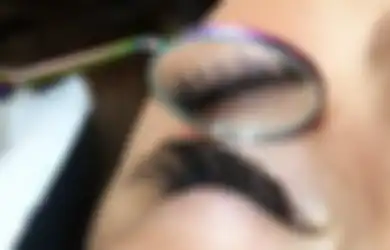 Jangan Malas Bersihkah Make Up, Bulu Mata Wanita Ini Jadi Sarang Tungau, Ternyata 1 Bulu Mata Bisa Jadi Rumah untuk 36 Tungau!