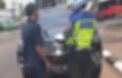 Polisi melakukan tindakan pada mobil dengan pelat nomor khusus.