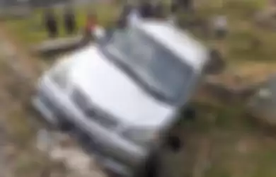 Mobil Nababan yang terguling ke lahan TPU Tanah Kusir.