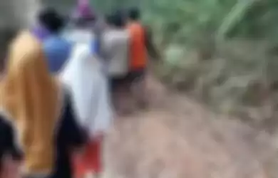 Seorang ibu hamil di Kecamatan Panggarangan, Kabupaten Lebak, Bangen, ditandu ke puskesmas sejauh 7 kilometer karena jalan rusak dan tidak bisa dilalui kendaraan roda empat, Minggu (1/9/2019).