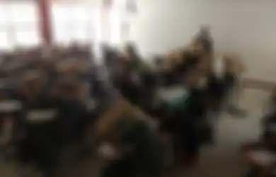 Dikecam hingga Terancam Dipecat, Guru Ini Suruh Murid-muridnya Pakai Kardus di Kepala Agar Tak Saling Contek