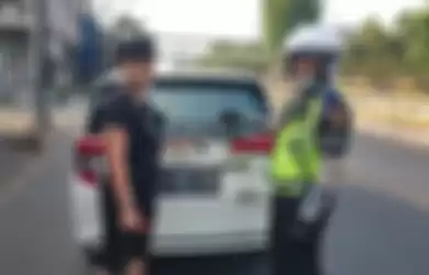 Polisi lakukan penindakan pada pengemudi Daihatsu Sigra yang nekat pasang pelat nomor palsu.