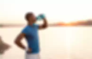 ilustrasi minum air setelah olahraga