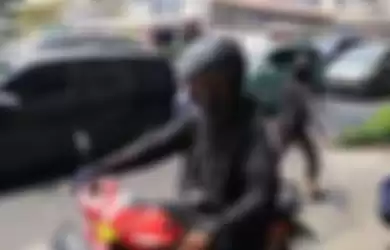 Pengguna Honda Beat Merah dengan Nomor Polisi B 3525 KSY sedang viral karena menyerang pejalan kaki di trotoar.