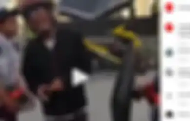 (Video) Gara-gara 'Keluguan' Orang yang Diboncengnya, Pengendara Motor Ini Menangis Kencang saat Ditilang Polisi, Nyesek Banget Sih!