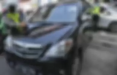 Petugas kepolisian menghentikan mobil berplat nomor genap yang memasuki Jalan Salemba Raya, di Matraman, Jakarta, Senin (9/9/2019). Petugas kepolisian mulai memberlakukan penindakan berupa tilang terhadap pengendara mobil yang melanggar di kawasan perluasan sistem ganjil-genap. ANTARA FOTO/Galih Pra