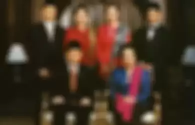 Presiden ke-3 RI BJ Habibie beserta ibu Ainun Habibie dan keluarganya