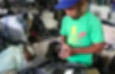 Betapa Beruntungnya Pemuda Ini Beli Pakaian Bekas di Pasar Loak, Temukan Uang Sebanyak Rp71,5 Juta di Sakunya